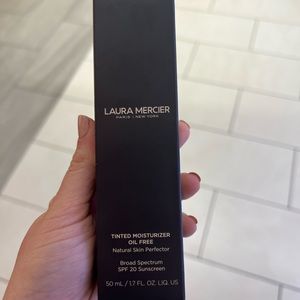 Tinted Moisturizer Oil Free Natural Skin Perfect SPF 20 Vanille 1N2 New in Box